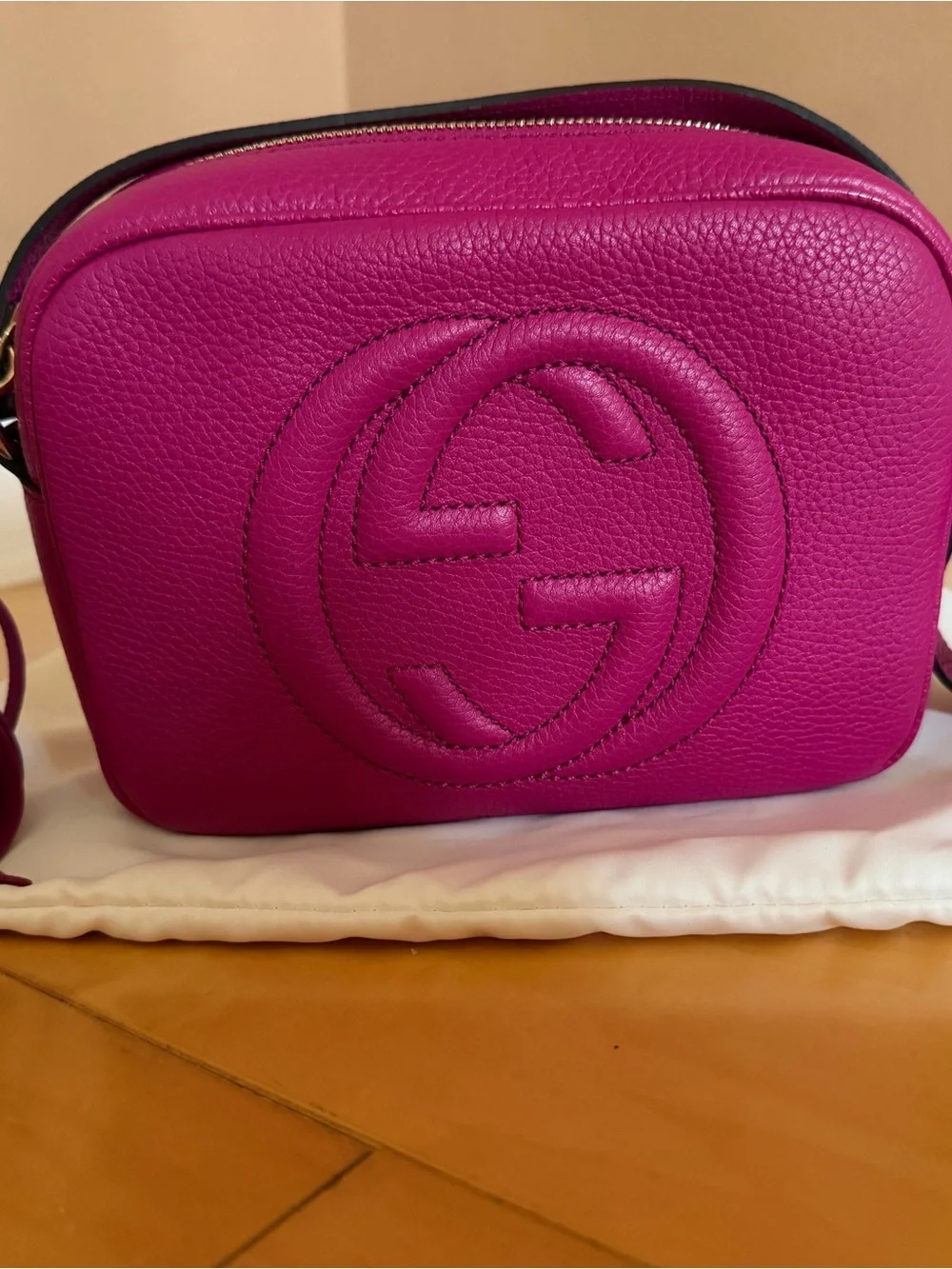 Authentic Gucci Soho Disco Crossbody Bag Fuchsia Pebbled Leather Tassel GG Logo - Picture 1 of 7